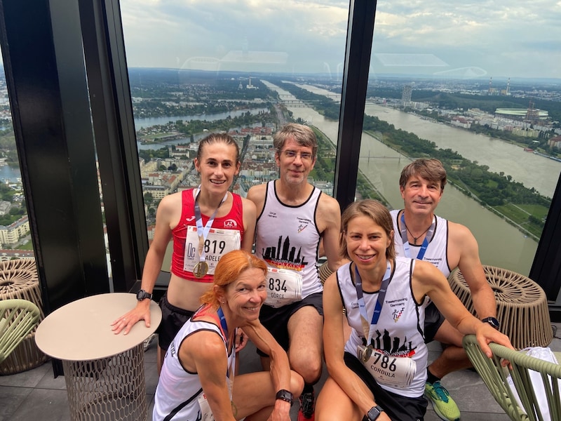 Cordula Galster (front right) and Görge Heimann (back center) shared fun facts in the finish area. (Bild: Matthias Mödl)