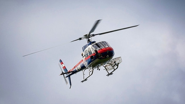 Auch ein Hubschrauber war bei der Großfahndung im Einsatz. (Bild: Pressefoto Scharinger © Daniel Scharinger)