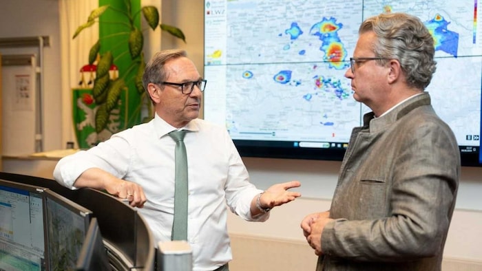 Harald Eitner ve Christopher Drexler Cumartesi akşamı bölgesel uyarı merkezinde