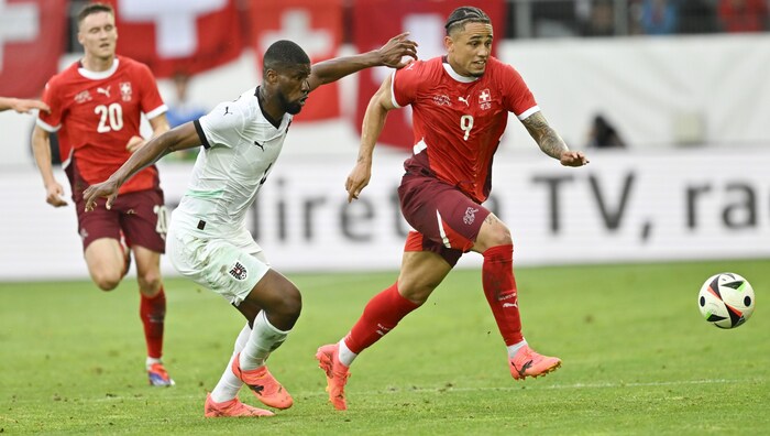 Kevin Danso (li.) im Duell mit Noah Okafor