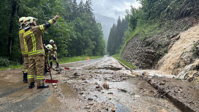 Die Feuerwehr räumte die Straße ins Alpbachtal.