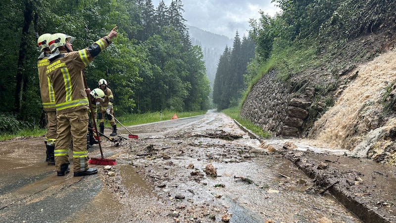 İtfaiye ekipleri Alpbachtal'a giden yolu temizledi. (Bild: ZOOM Tirol)