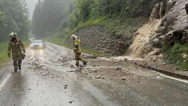 A mudslide hit a car in Reith im Alpbachtal. (Bild: ZOOM Tirol)