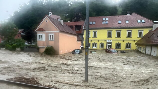 Steiermark'taki Deutschfeistritz tamamen sular altında kaldı. (Bild: Feuerwehr Deutschfeistritz)