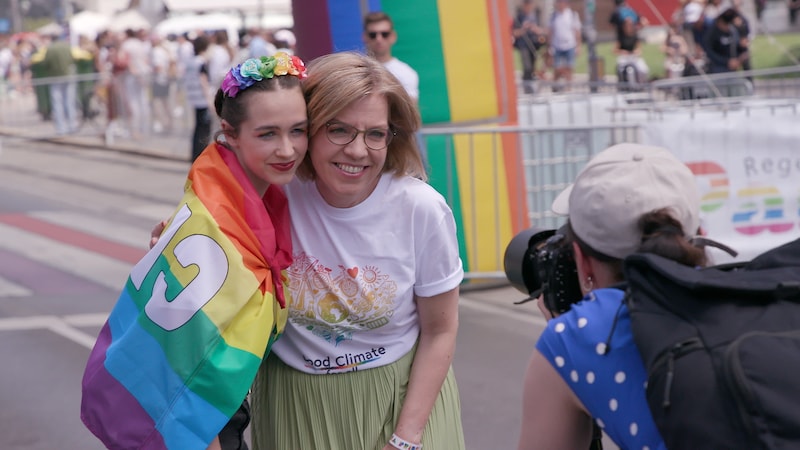 Grüne Aushängeschilder: Lena Schilling und Leonore Gewessler (Bild: krone.tv)