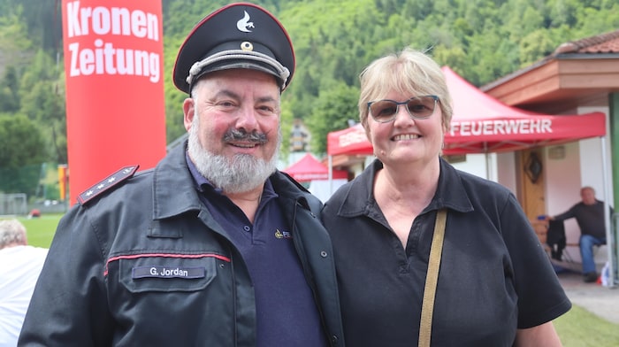 Krone“-Gewinner Gerhard und Gudrun Jordan fieberten mit, er sogar in Feuerwehr-Uniform.