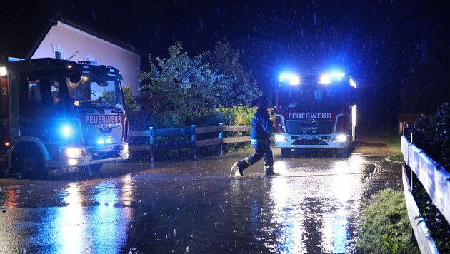 Die Feuerwehren waren in der Nacht auf Sonntag im Dauereinsatz.  (Bild: laumat)