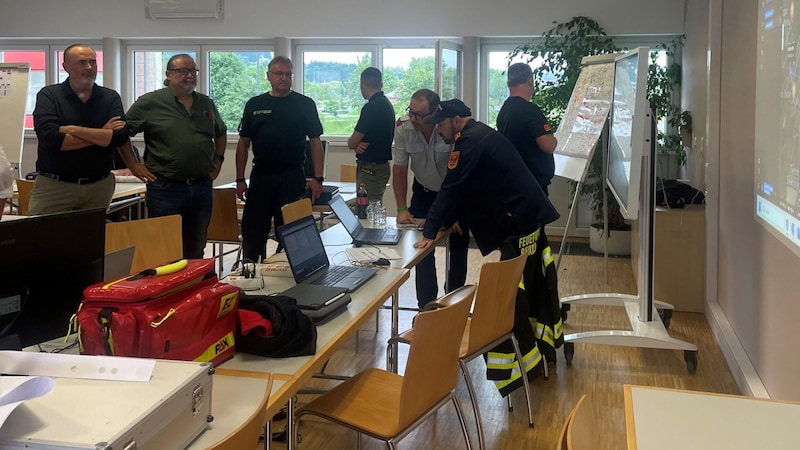 Governor Hans Peter Doskozil and District Governor Peter Bubik in the operations center at the Oberwart fire station. (Bild: Carina Fenz)