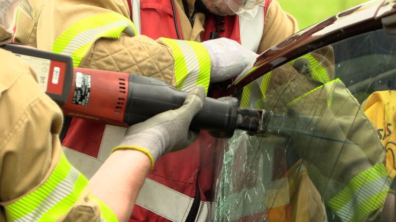 Die Einsatzkräfte der Feuerwehr befreiten die Frau aus dem Wrack. (Bild: Maurice Shourot)