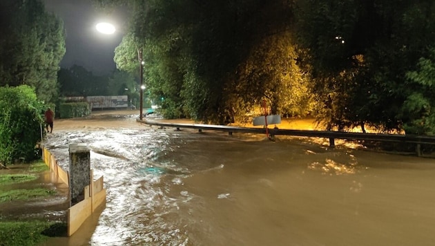 Graz'ın kuzeyindeki Radegunderstraße'de taşkın bir nehir oluştu. (Bild: Nils Bischof)