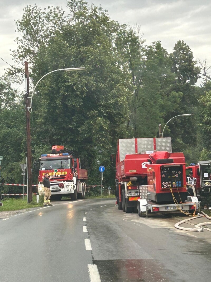 Die Grazer Feuerwehren stehen auch am Sonntag noch im Dauereinsatz, hier ein Bild aus der Radegunder Straße in Andritz. (Bild: Marcus Stoimaier)