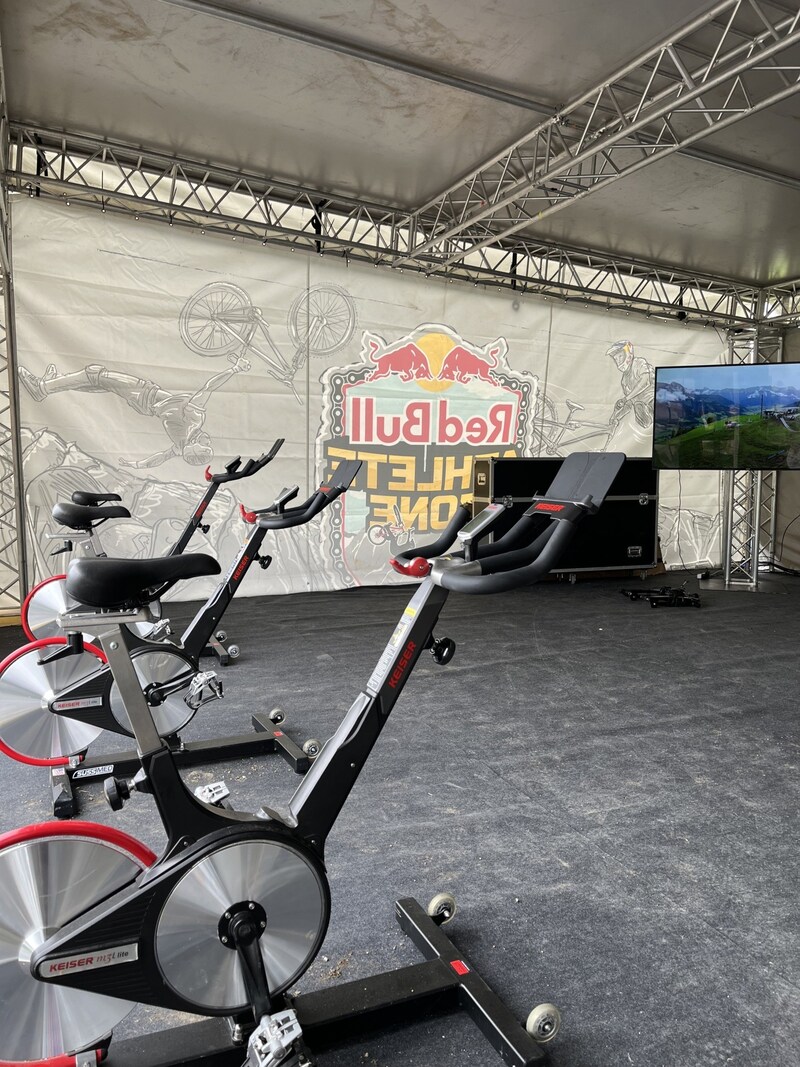 This is where the athletes can activate and relax before the start. (Bild: Christoph Kolland)