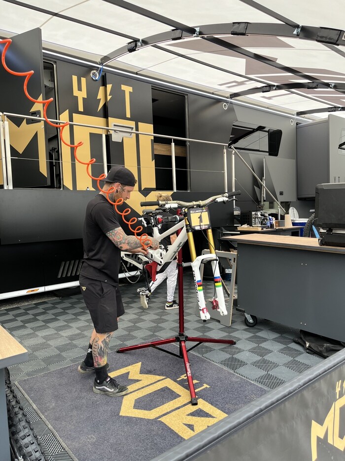 Mechaniker bringen das Mountainbike von Vali Höll in Schuss.