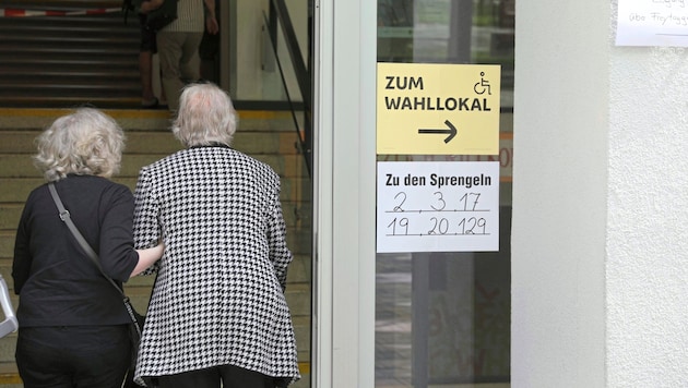Im Wahllokal in der GRG 21 herrschte Sonntagvormittag reger Betrieb. (Bild: Jöchl Martin)