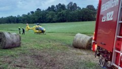 Der schwer verletzte Kamerad wurde mit dem Rettungshubschrauber ins Krankenhaus gebracht.  (Bild: FF Windigsteig)