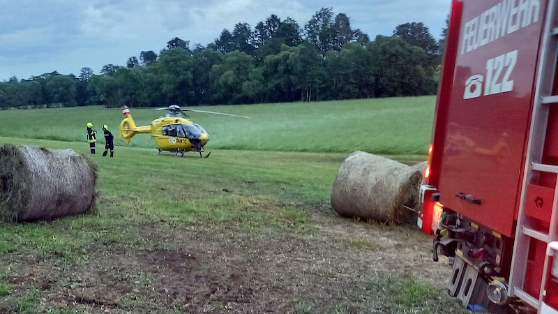 Der schwer verletzte Kamerad wurde mit dem Rettungshubschrauber ins Krankenhaus gebracht. (Bild: FF Windigsteig)