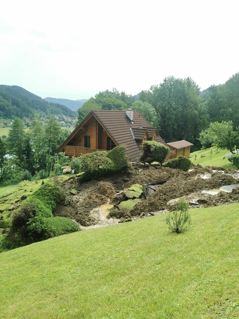 Haarscharf blieben die Bewohner dieses Hauses und ihre Nachbarn von der Mure verschont. (Bild: zVg)