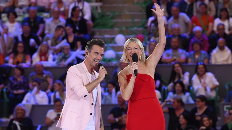 Cabaret artist Monika Gruber has actually ended her stage career. She returned for the "Schlagerbooom Open Air" because she had promised to do so before her retirement. (Bild: JürgensTV/Beckmann)