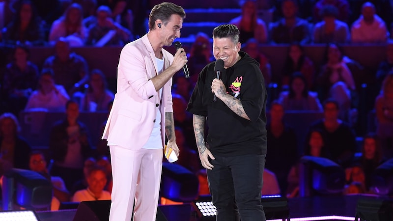 Florian Silbereisen and singer Kerstin Ott in their stage outfits on Friday evening. The weather held out. (Bild: JürgensTV/Beckmann)