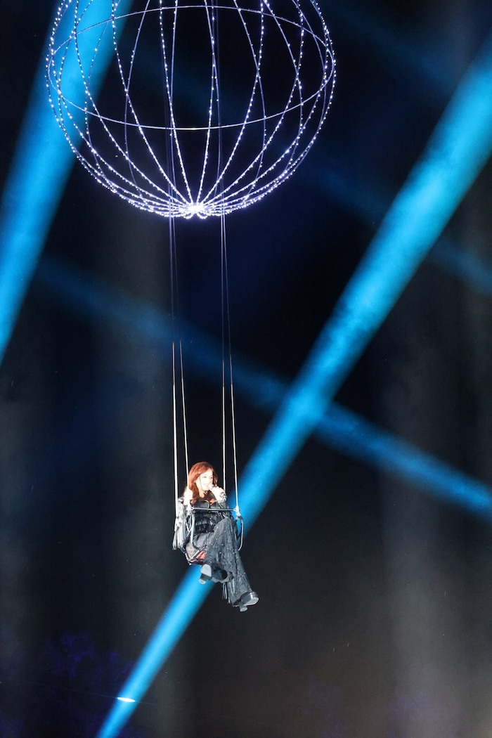 German pop queen Andrea Berg flew into the stadium on a light balloon.