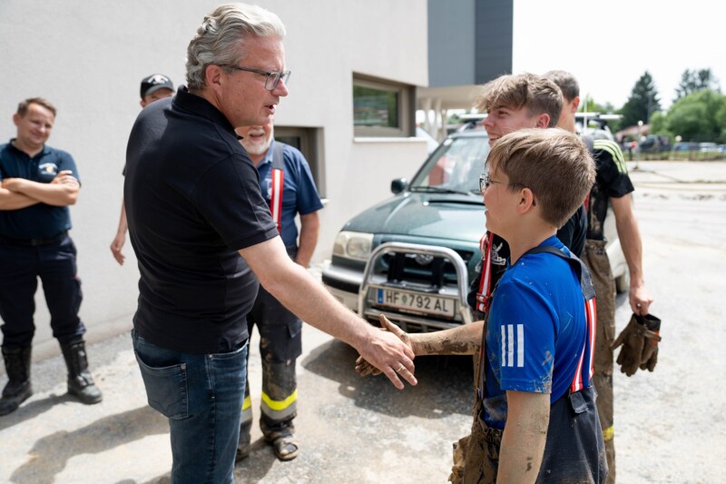 Auch Landeshauptmann Christopher Drexler (ÖVP) war am Sonntagvormittag in Hartberg-Fürstenfeld. (Bild: Land Steiermark)