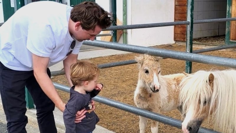 Haare ohne Gel, Sportschuhe und ganz leger ist Sebastian Kurz mit Sohn Konstantin auf dem Bauernhof Tiere streicheln. (Bild: Screenshot/instagram.com/sebastiankurz)