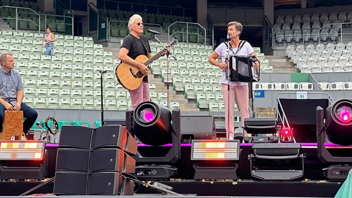 Rainhard Fendrich and Florian Silbereisen at the rehearsal in the tennis stadium.