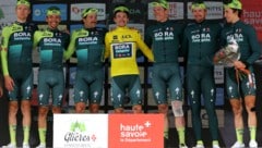 Primoz Roglic (m.) hat das Criterium du Dauphine gewonnen. (Bild: AFP/APA/Thomas SAMSON)