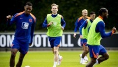 Frenkie de Jong (m.) ist zurück am Trainingsplatz. (Bild: AFP/APA/ANP/Koen van Weel)