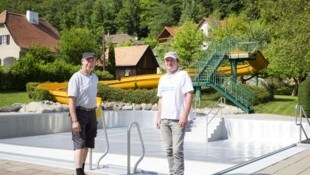 Der neue Bademeister Andreas Mistelbauer (re.) mit Buffetbetreiber Johann Busch (Bild: Barbara Elser)