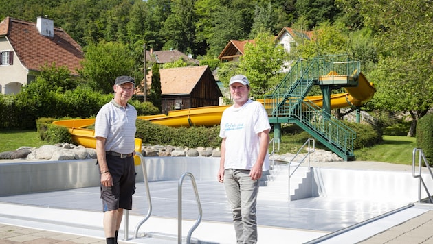 The new pool attendant Andreas Mistelbauer (right) with buffet operator Johann Busch (Bild: Barbara Elser)