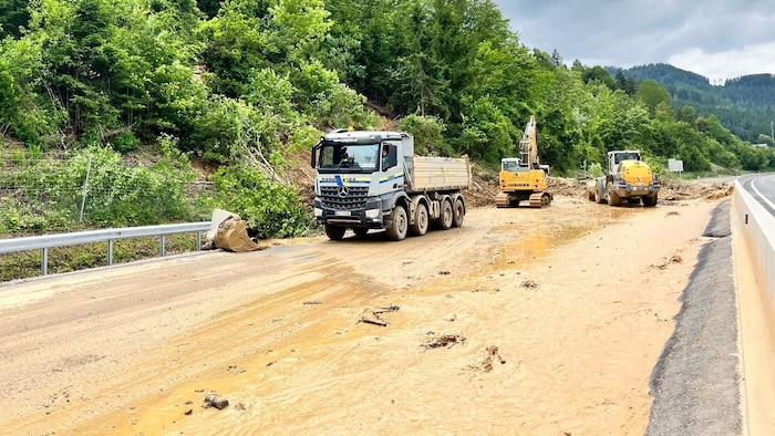 Die Aufräumarbeiten an der A9 laufen auf Hochtouren