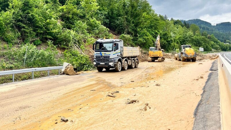 Die Aufräumarbeiten an der A9 laufen auf Hochtouren (Bild: Asfinag)