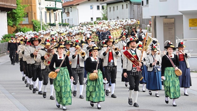 Accompanied by marching bands, the Florianians marched through Zell.