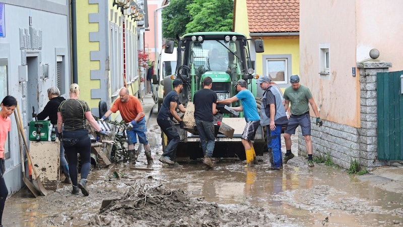 Dutzende beherzte Helfer beteiligten sich bei den Aufräumarbeiten in Zentrum von Deutschfeistritz. (Bild: Christian Jauschowetz)