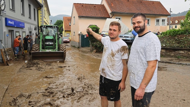 Manuel Reinisch (links) und Marton Gazdag am Ort der Katastrophe in Deutsch- feistritz (Bild: Christian Jauschowetz)