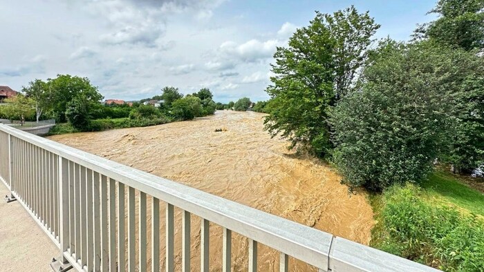 Die Lahn in Rudersdorf führt Hochwasser, derzeit werden Sandsäcke gefüllt.