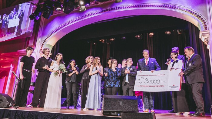 Feierliche Scheckübergabe: Mehr als 30.000 Euro kamen beim Konzert im Casino Baden für den ...
