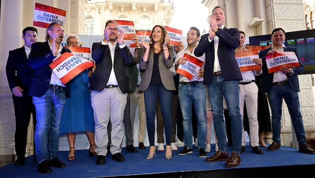 The Freedom Party had reason to celebrate on election night. Six blue mandataries will soon be sitting in the EU Parliament. The "Krone" took a look at the candidates behind first-placed Harald Vilimsky. (Bild: Antal Imre/Imre Antal)