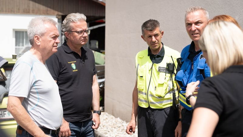 Landeshauptmann Christopher Drexler und sein Stellvertreter Anton Lang machten sich mit Bezirkshauptfrau Kerstin Raith-Schweighofer ein Bild von der Lage. (Bild: Land Steiermark )