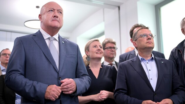 Christian Stocker ÖVP-főtitkár, Susanne Raab nőügyi miniszter és August Wöginger klubvezető a bécsi pártközpontban. (Bild: APA/ROLAND SCHLAGER)