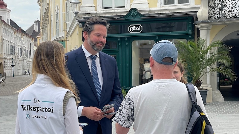 In St. Pölten, the EU parliamentarian campaigned for every vote until the very end. (Bild: Krone NÖ)