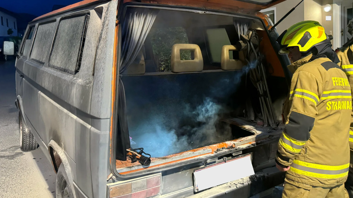 Der VW-Bus fing während der Fahrt im Motorraum zu brennen an und brannte aus (Bild: FF Straßwalchen)