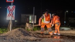 Ausgewaschener Schotter eines Parkplatzes hatte in Gmunden einen Bahnübergang verlegt. (Bild: TEAM FOTOKERSCHI / RAUSCHER)