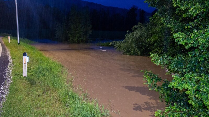 Kleine Rinnsale traten über die Ufer und wurden zu reißenden Sturzbächen. (Bild: TEAM FOTOKERSCHI / RAUSCHER)