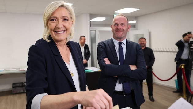 Marine Le Pen leadja szavazatát az uniós választásokon. (Bild: APA/AFP/FRANCOIS LO PRESTI)
