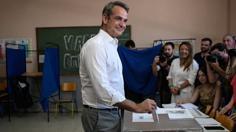 Kyriakos Mitsotakis görög miniszterelnök leadja szavazatát az urnában. (Bild: APA/AFP/Aris MESSINIS)