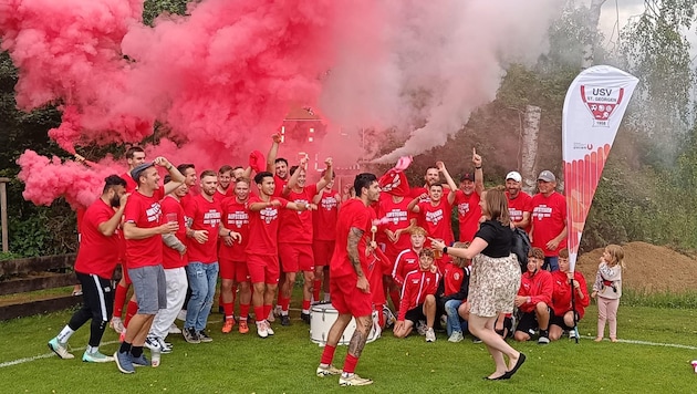 Great jubilation over the direct promotion. (Bild: USV St. Georgen)