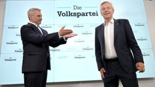 Bundeskanzler Karl Nehammer und ÖVP-Spitzenkandidat Reinhold Lopatka (Bild: APA/ROLAND SCHLAGER)
