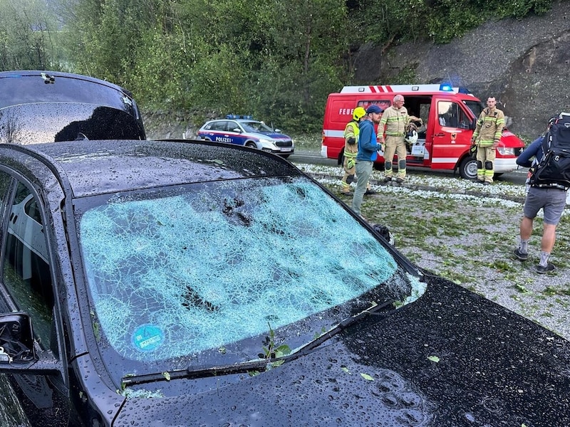 Tirol'deki dolu fırtınası o kadar şiddetliydi ki arabaların ön camları kırıldı. (Bild: ZOOM Tirol)
